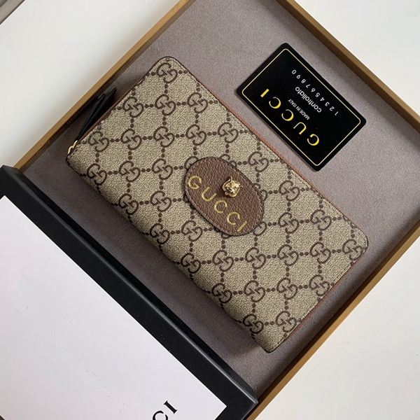 グッチ財布コピー着用イメージ